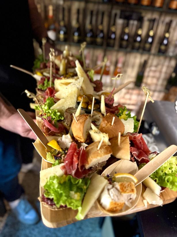 Talíř pinchos s uzeninami a sýry