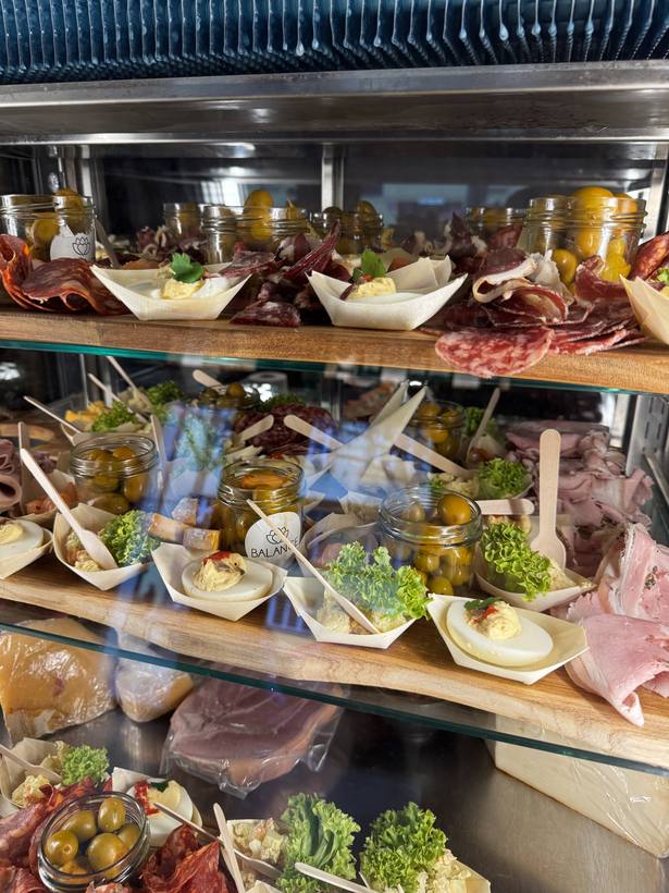Police vitríny s denní nabídkou tapas