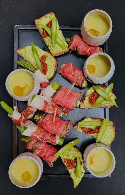 Tapas naservírované na břidlicovém prkně