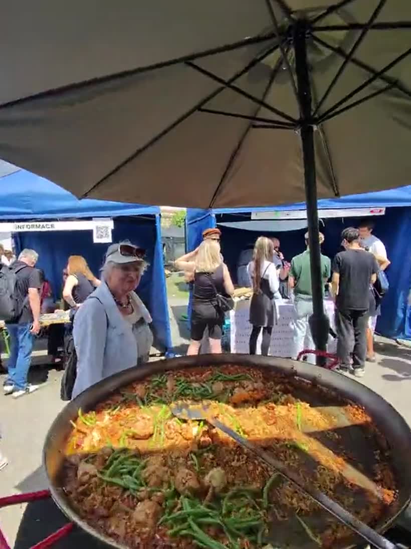 Velká pánev paelly na sousedské slavnosti